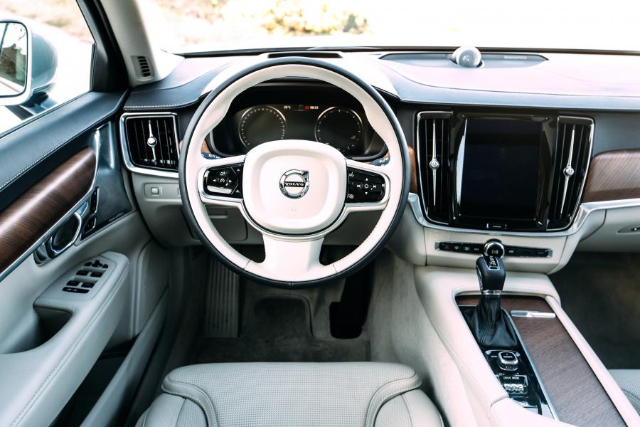 Торпедо Volvo V90 D5 Inscription 2016 года  (фото 5 из 31)